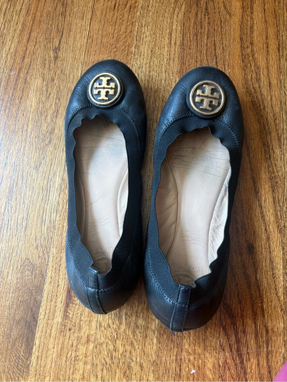 Tory Burch Black Leather Scalloped Ballet Flats with Gold Logo Medallion